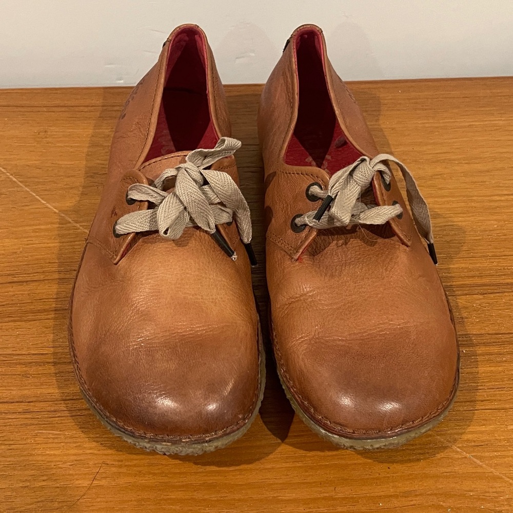 Kicker’s leather lace up, feminine low cut